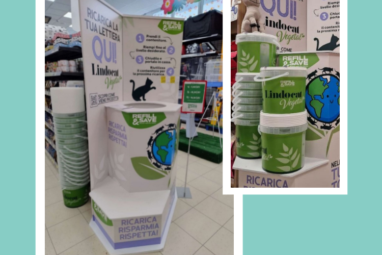 Stazione self-service Lindocat Refill & Save in un pet shop, con consumatore che ricarica la lettiera vegetale sfusa